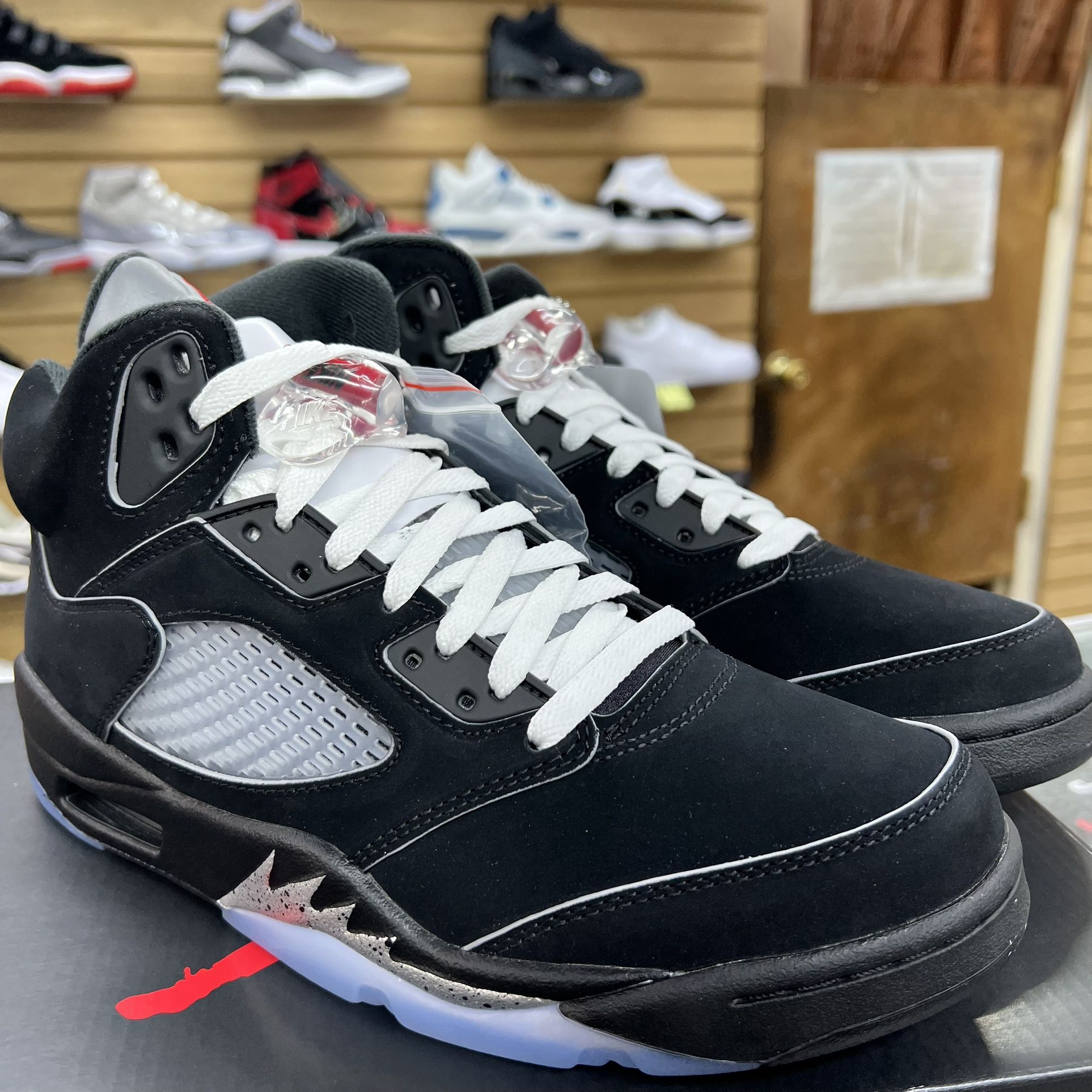 Jordan 5 Black Metallic 2025 Men Sizes 10  10.5 13 (Read Description)****PRICE IS FIRM****