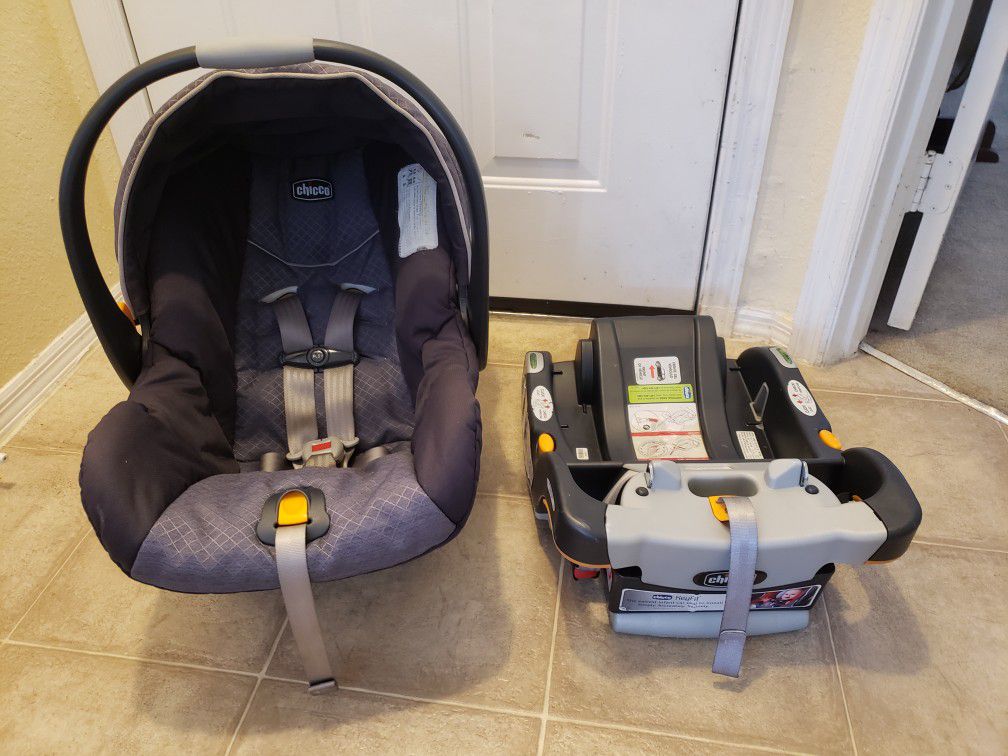 CHICCO CAR SEAT WITH BASE