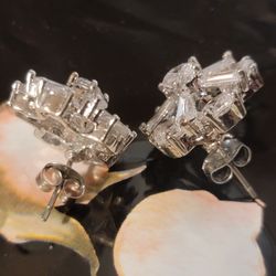 Fashion Earrings Prefect For a Cocktail Party