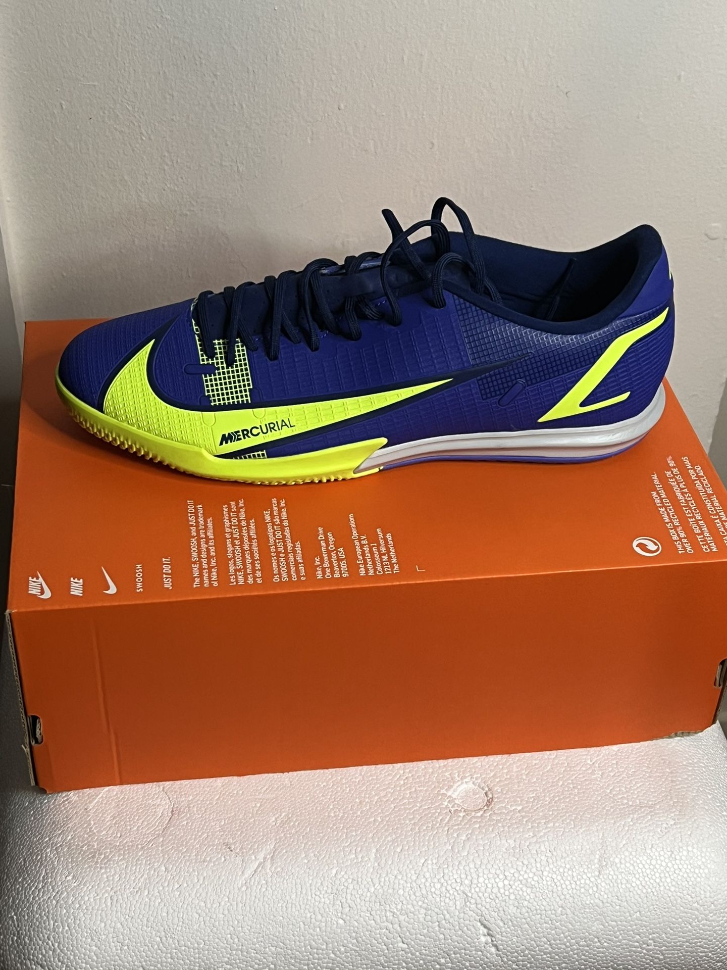 Nike Mercurial Vapor 14 Academy IC Indoor Soccer Shoe - Lapis/Volt/Blue  Void CV0973-474 – Soccer Zone USA