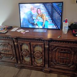 Dresser and  40 in SMART Tv for sale