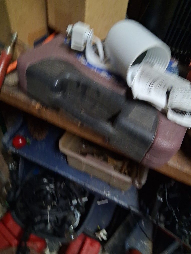 Progress Lighting Flood Lamp Fixtures 4 And 3/4 By 4 And 3/4 By 7 And 3/8 In