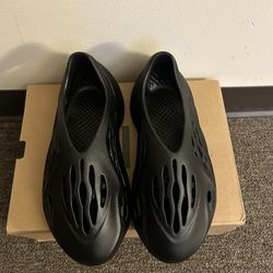 Yeezy foam rnnrs size 9