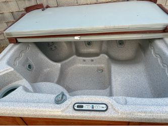 Hot tub needs electrical work great she’ll