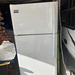  Frigidaire 18.2 ft.³ refrigerator with icemaker works. Excellent keeps everything cold needs a little cleaning. FGUI1849 LPO