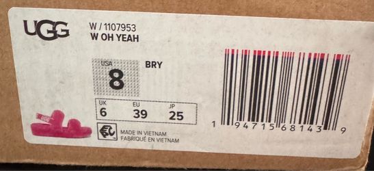 UGGs size 8 women never worn!!￼