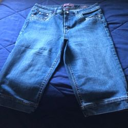 Woman’s Capris Size 14