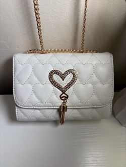 White Quilted Heart Purse 🤍