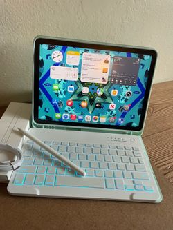 Apple iPad Air 5th Generation (M1 chip / 2022) 64GB with keyboard, pencil & Accessories