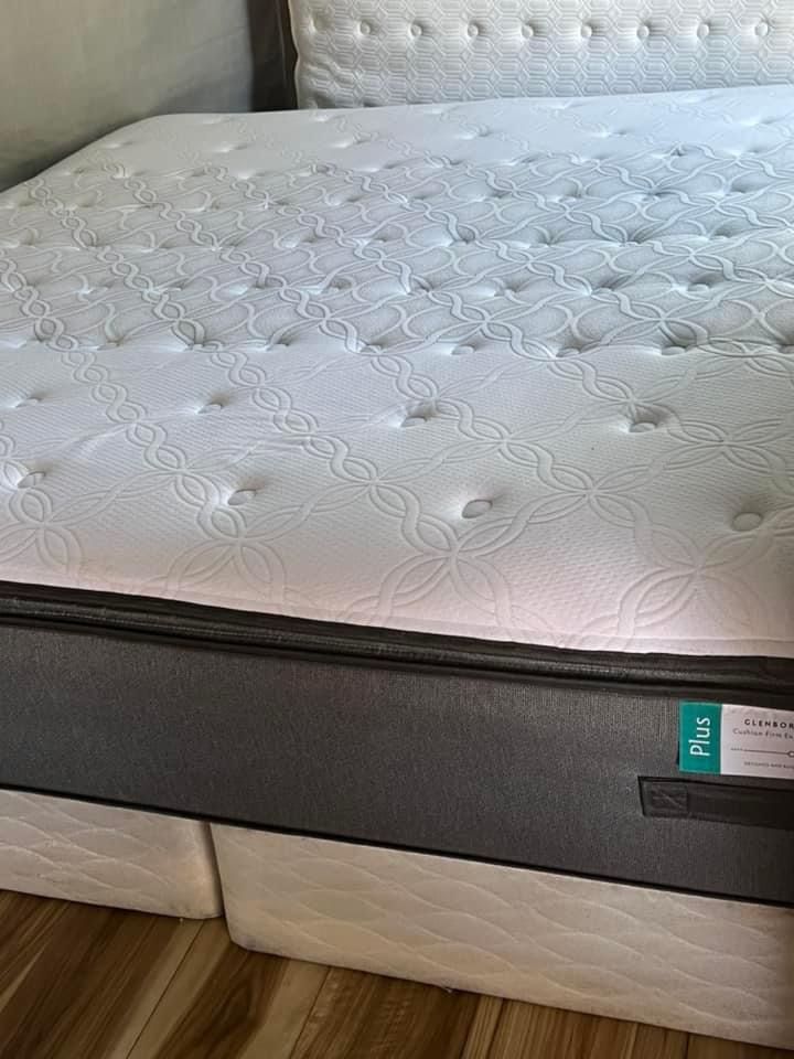 USED KING SIZE SEALY POSTUREPEDIC PILLOWTOP MATTRESS WITH BOX SPRINGS DELIVERY AVAILABLE for