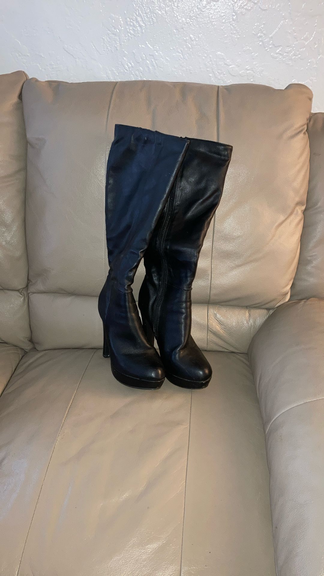 Super Cute Black Platform Boots Size 8