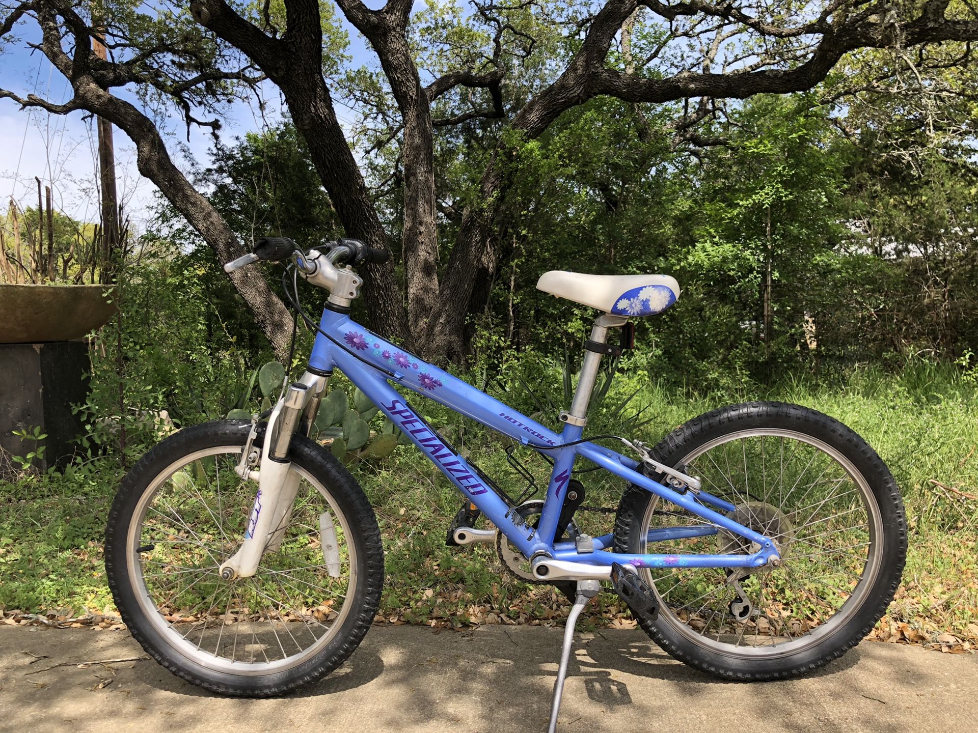 Girls Specialized Hotrock 20” 6 speed, baby blue mountain bike