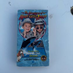 The Adventures of Mary-Kate & Ashley The Case of the Sea World Adventure VHS Tape 1995