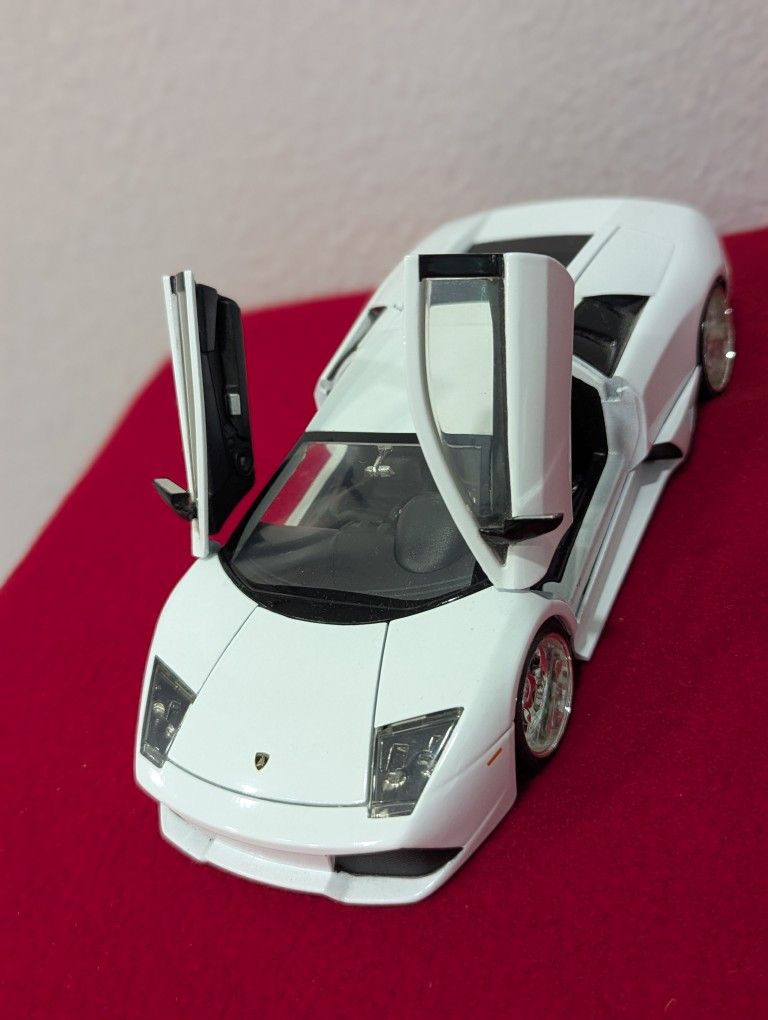 Jada 1/24 Scale Diecast Lamborghini Murcielago LP 640 White with Clear Plastic Display Showcase Collectible