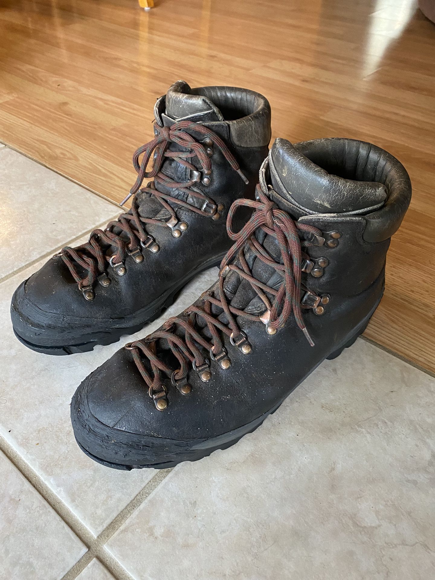 Merrell Leather Mountaineering Boots Men’s 12