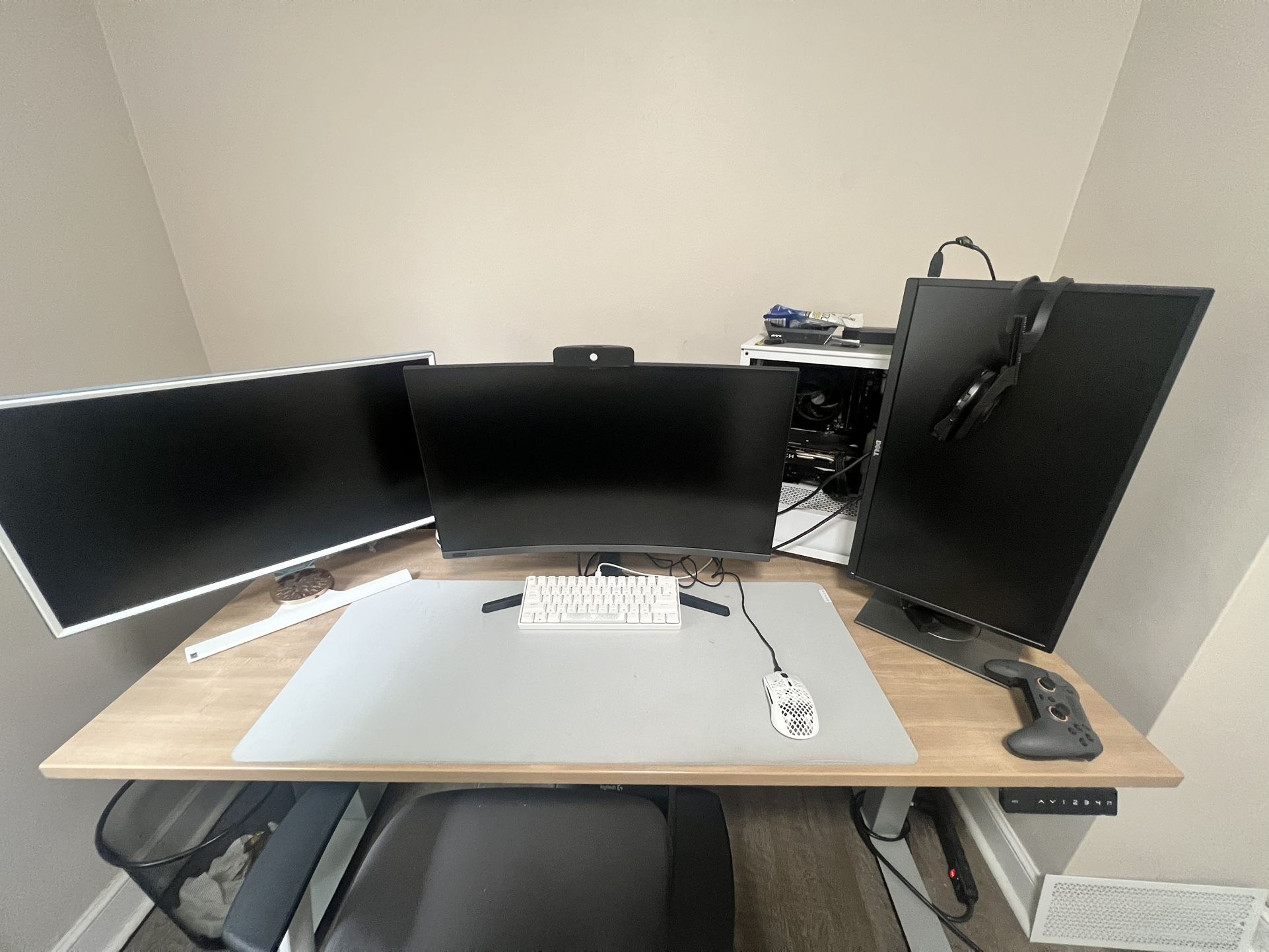 3 Monitor PC Setup + Logitech Wheel/shifter And Pedals 