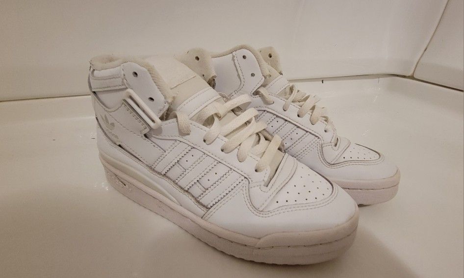 Adidas Forum Mid
Size 5