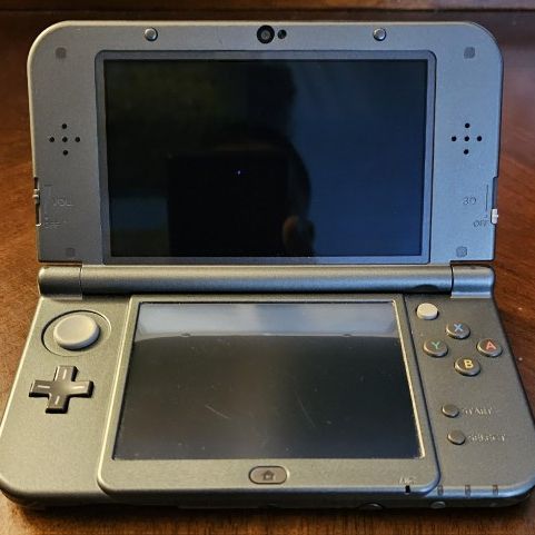 The "NEW" Nintendo 3ds XL Gray Consule System w/ Charger Plus 22 Games Bundle 
