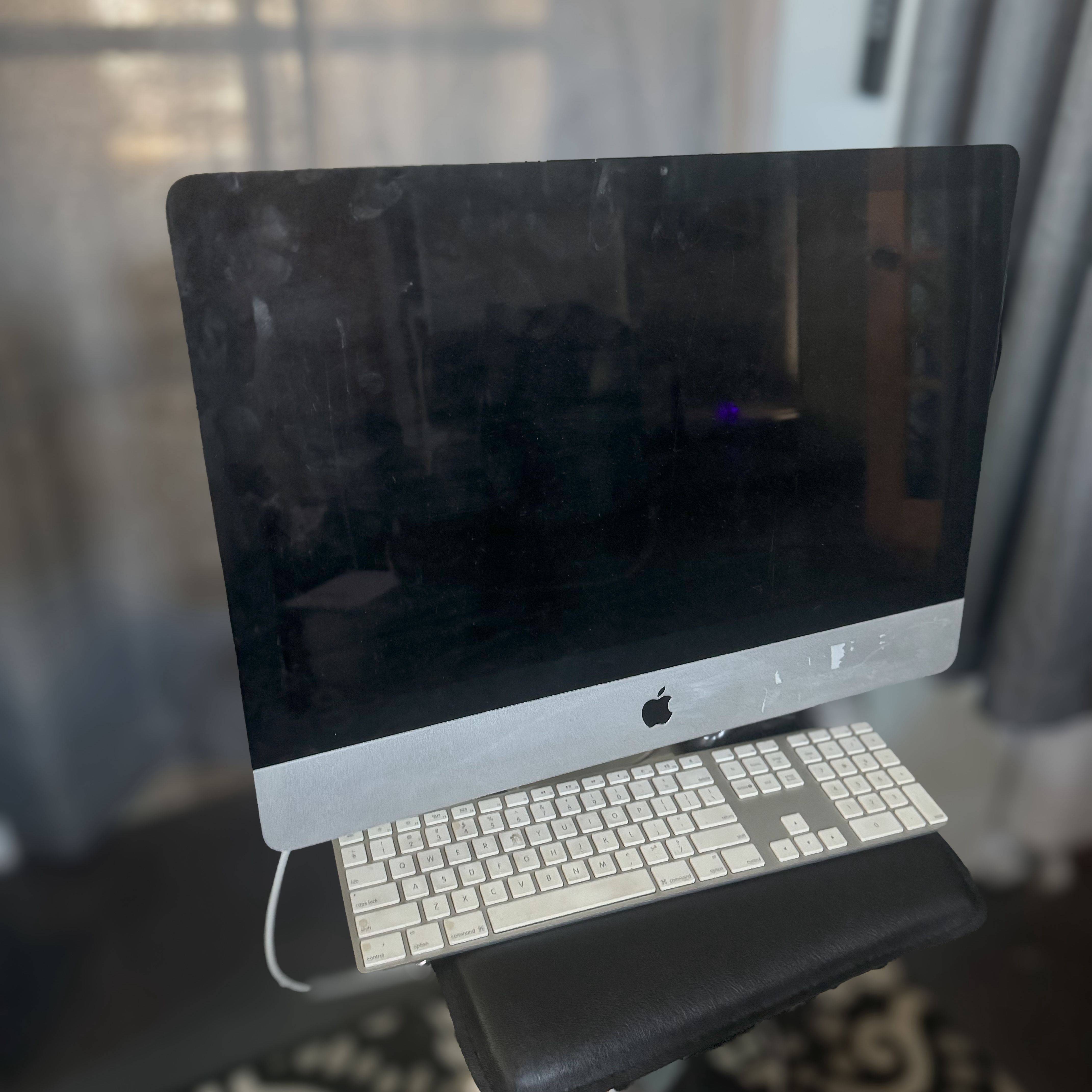 Apple iMac 2011 Computer with Keyboard