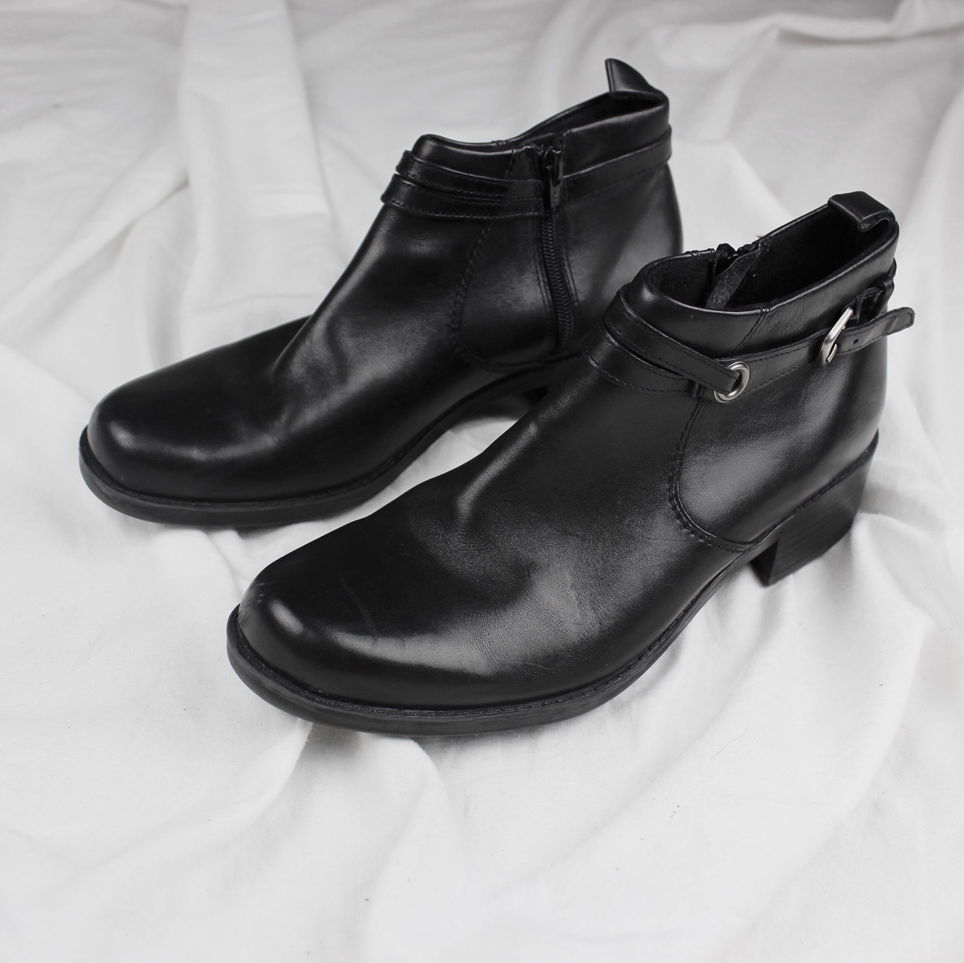 Clark’s Women’s Black Leather Ankle Booties US 8.5