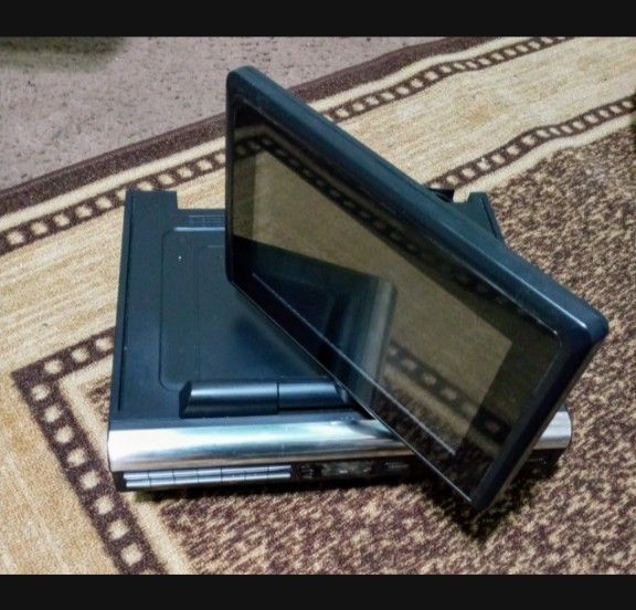 Audiovox Space Saving Kitchen 9" LCD TV+DVD and RADIO
