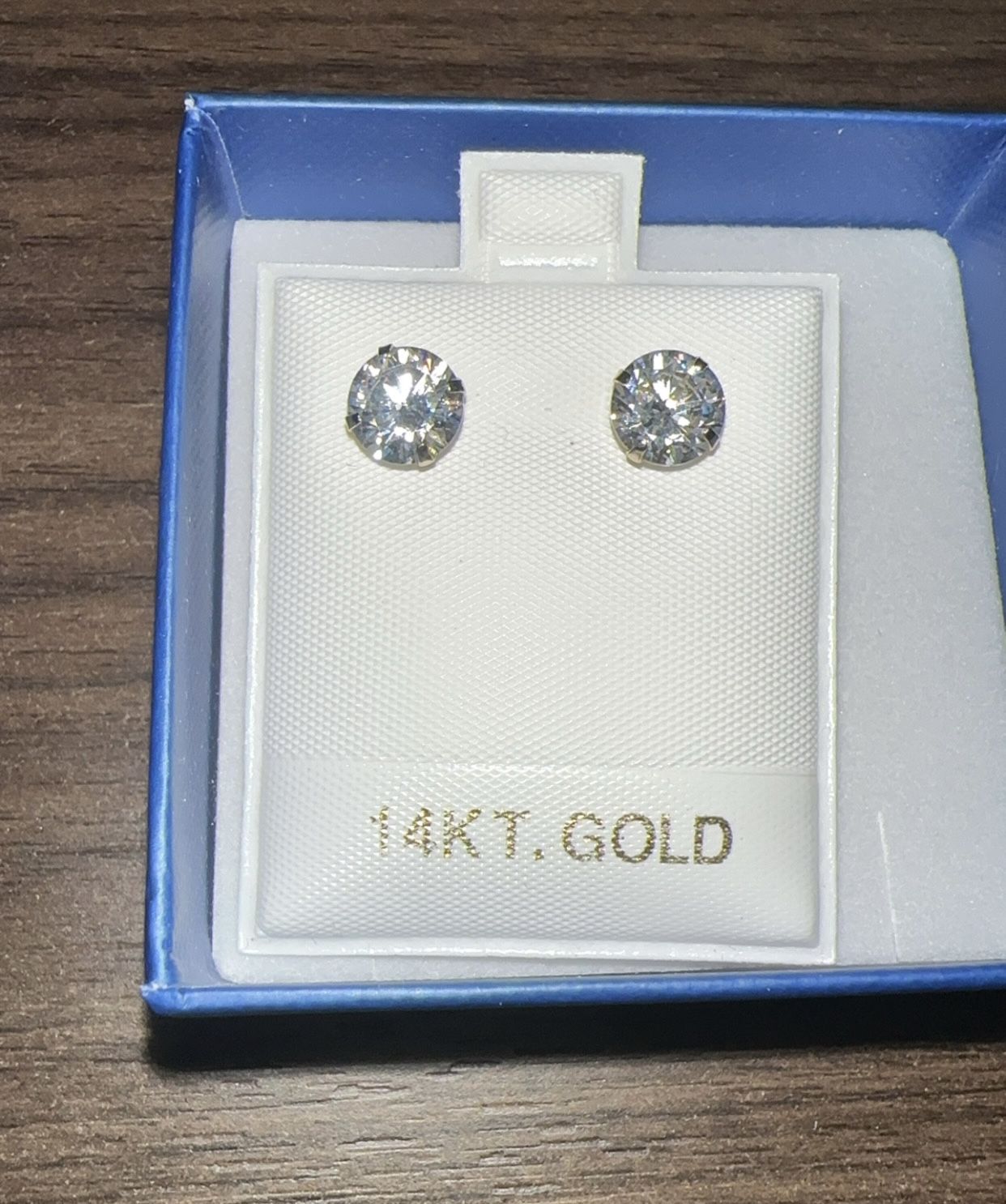14k Gold Earrings With Diamond. 