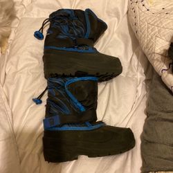 Snow Boots 8m (ALl Scammers Please Move On)!