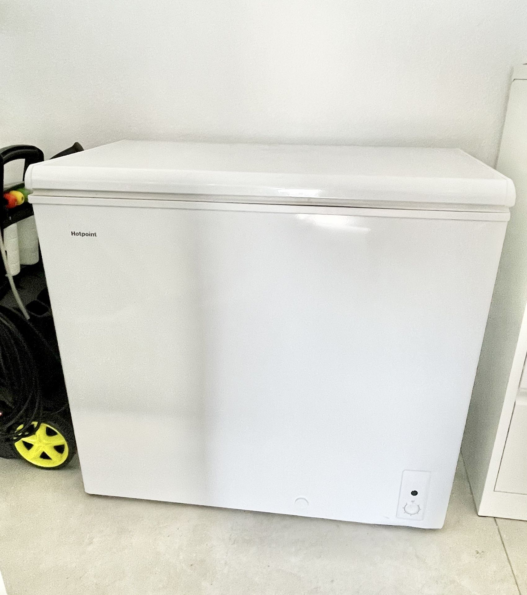 LIKE NEW! Hotpoint 7.1 Cu. Ft. Manual Defrost Chest Freezer White  Model #: HHM7SMWW
