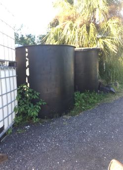 Plastic 700 gallon tanks with lids