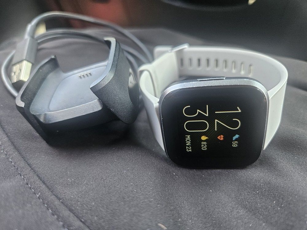 Fitbit Versa 2 Health & Fitness Smartwatch with Heart Rate, Music, Alexa Built-in, Sleep & Swim Tracking, tone/Mist Grey