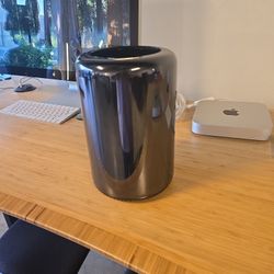 Mac Pro 12-Core 2.7GHz Intel Xeon 64GB 1TB SSD D700 Cylinder 6,1 A1481