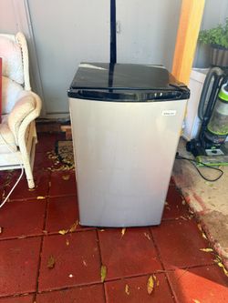 Magic Chef mini-refrigerator: 32" high, 19" wide, 21" deep like new