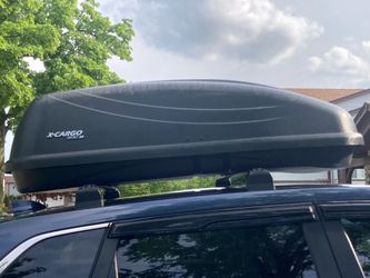 Large rooftop Lightweight hard plastic cargo box, comes with a key and mounting brackets, no issues