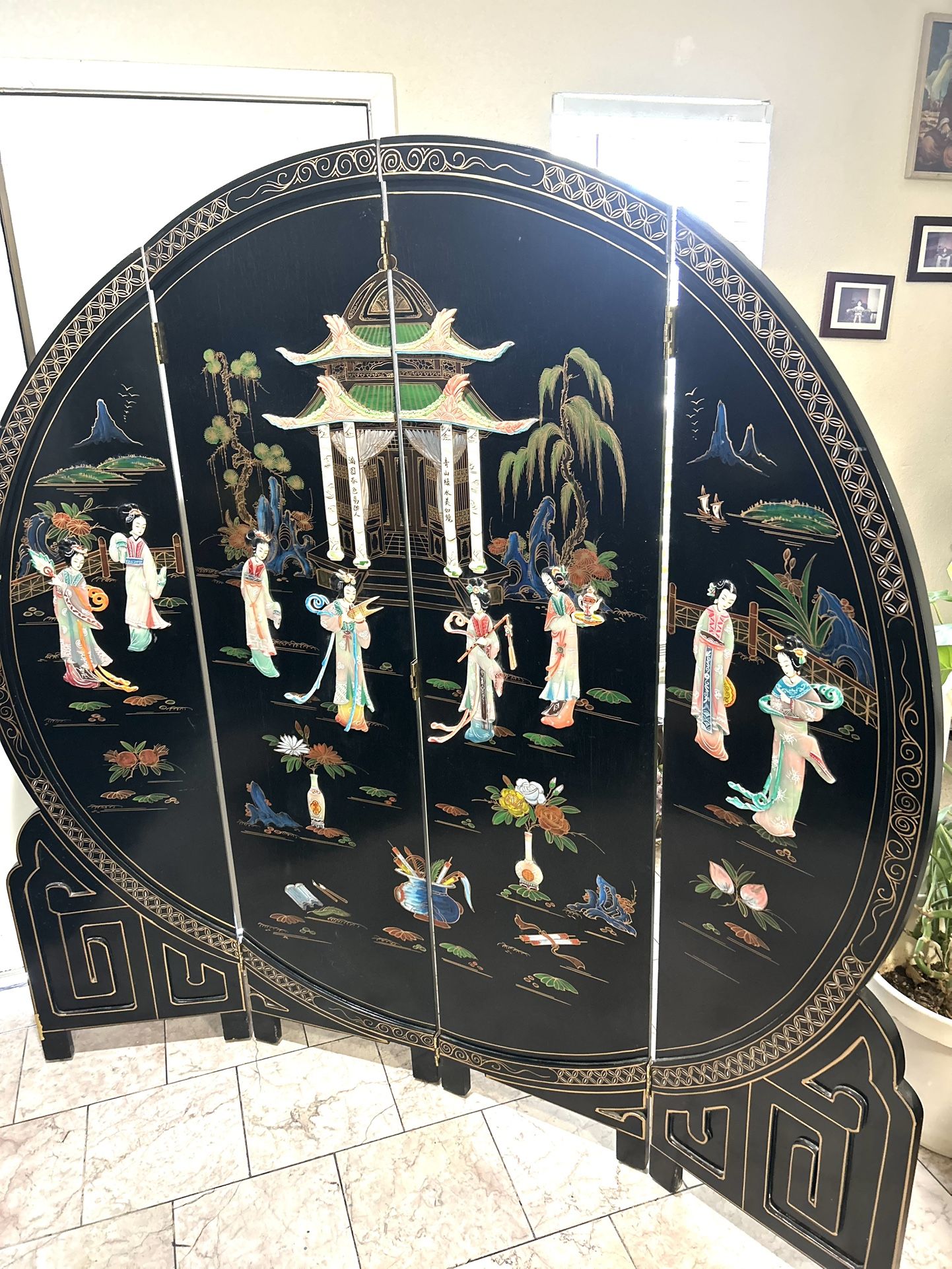 6ft Tall Black Lacquer Round Room Divider Royal Ladies Excellent Condition. No Delivery Pls