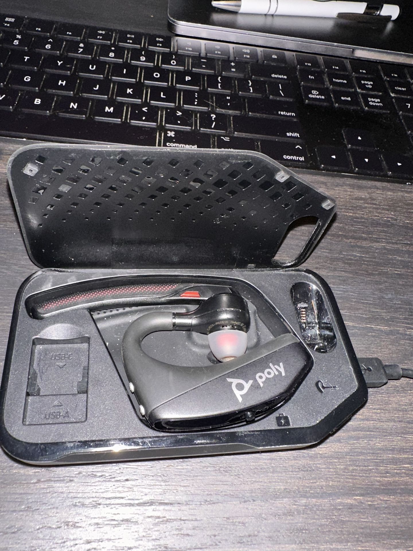 Poly V5200 Headset and Charging Case