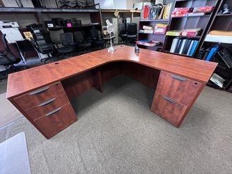5.5ft Cherry ‘L’ Shaped Desk w/ 2x Drawers