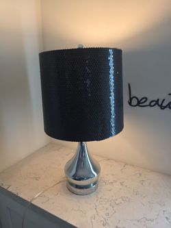 Modern lamp/Lámpara moderna.
