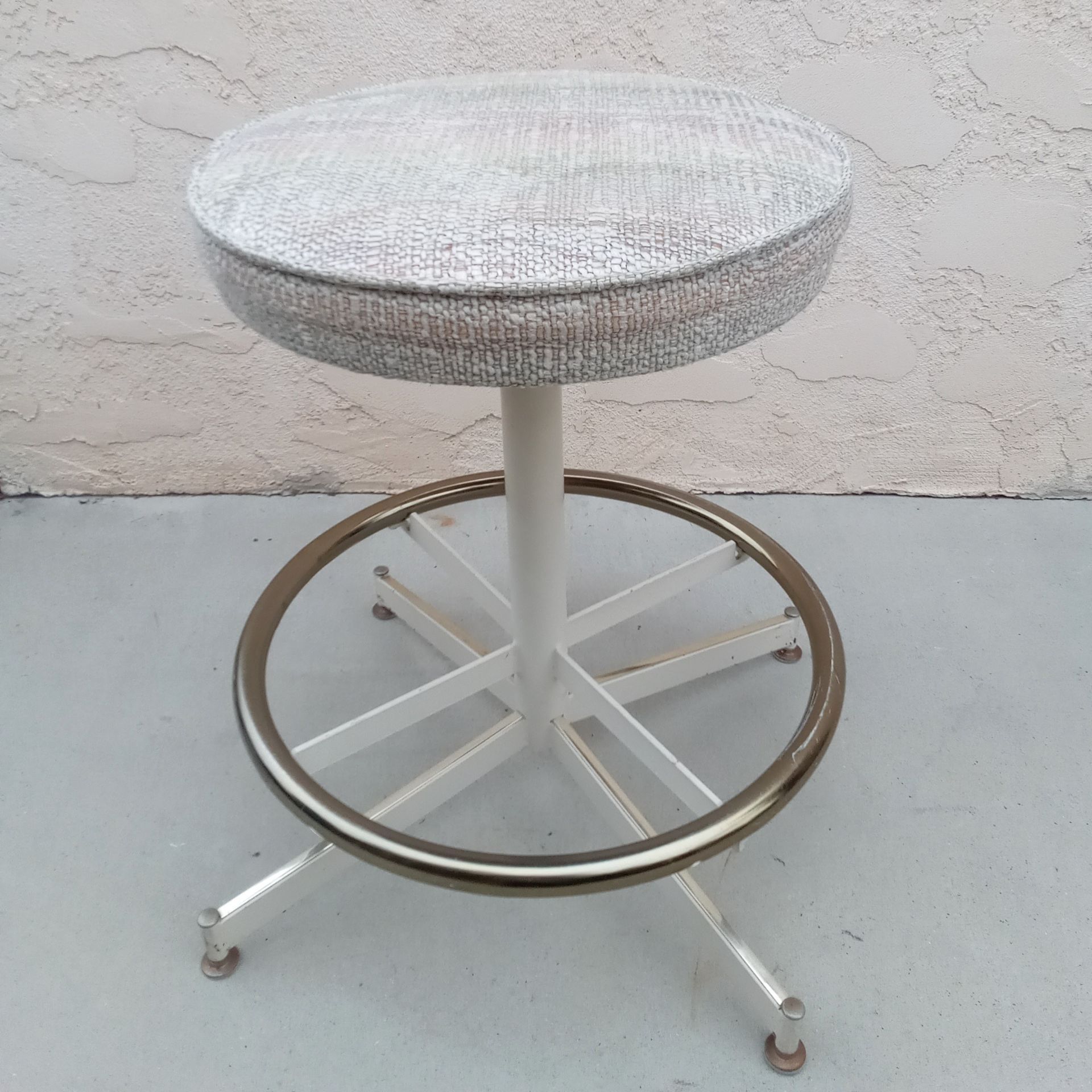 Beautiful Counter Height 360° Swivel Bar Stool with Heavy Duty Strong & Sturdy Metal Base, Footrest, and Tweed Fabric Seat - Clean & in Good Condition