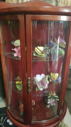 Curio with butterfly collectibles 7 diff ones