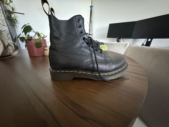 Dr. Martens 1460 Black Leather Boots Size 9 – Classic / Gently Used