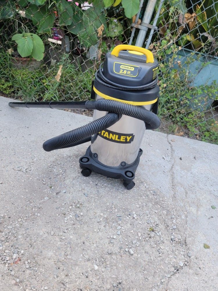 Stanley 2.8 HP Wet/Dry Shap Vac 4 Gallon