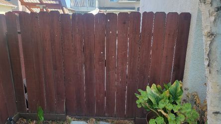Used Redwood Stained Fence Pickets