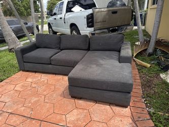 sofá seccional gris West Elm Urban 106”