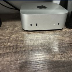 M4 mac mini with magic track pad and magic leyboard
