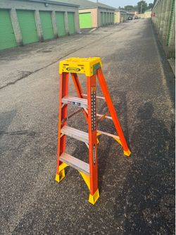 Werner 4' Fiberglass Step Ladder, 300 lbs. Capacity