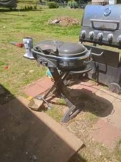 Portable fold out propane gas grill w/ propane