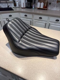 Saddlemen Knuckle Renegade Solo Seat  For 18-26 Softail Standard /Street Bob