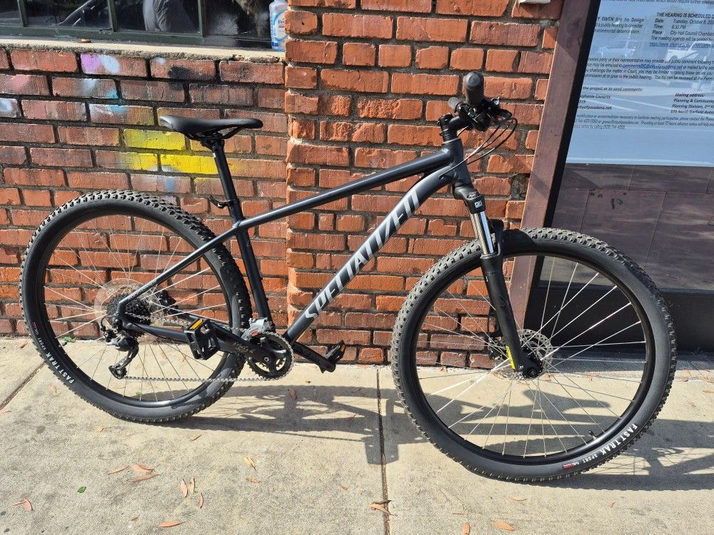 BRAND NEW SPECIALIZED ROCKHOPPER EXPERT MOUNTAIN BIKE DOUBLE DISK BRAKE, SIZE LARGE.