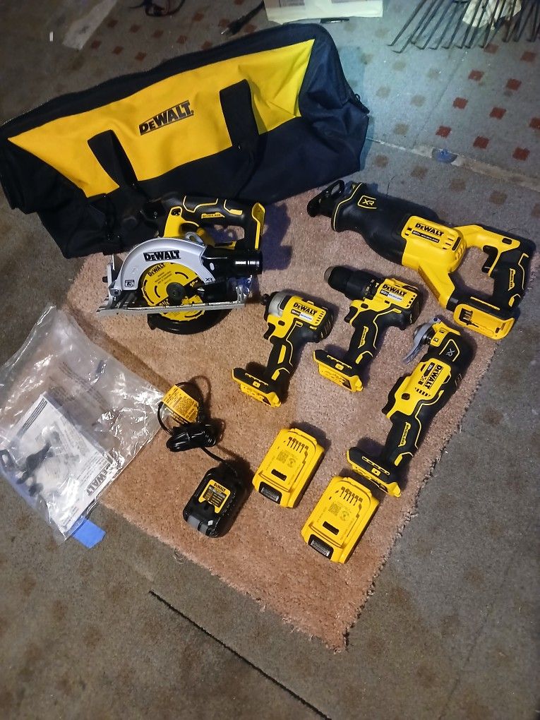 NEW DEWALT TOOL SET