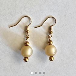 ⚪️ Pretty off white creamy pearl-like and gold tone bead earrings reworked from vintage jewelry
